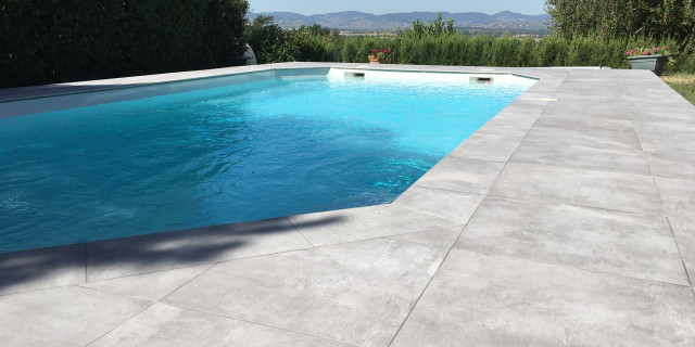 Terrasse et tour de piscine -  Mogneneins - 4 Angles